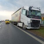 Kierowca ciężarówki zasłabł i uderzył w barierki energochłonne na autostradzie A4
