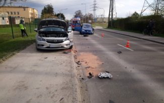 Zderzenie dwóch aut na ulicy Oświęcimskiej w Opolu. Droga jest zablokowana