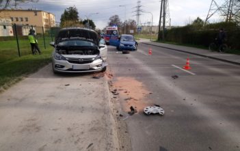 Zderzenie dwóch aut na ulicy Oświęcimskiej w Opolu. Droga jest zablokowana