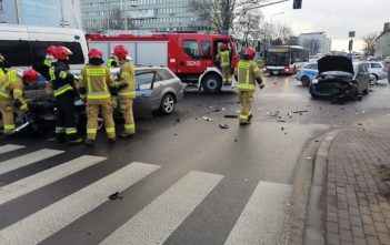 Zderzenie volkswagena i mazdy na skrzyżowaniu w centrum Opola