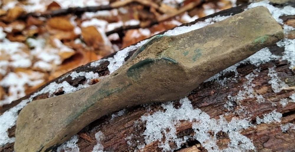 Archeologia.  Leśniczy z Kędzierzyna-Koźla dokonał sensacyjnego odkrycia. Ten przedmiot może mieć 3000 lat!