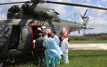 Zdrowie. Wsiedli do Sokoła i polecieli ratować chorego na covid Zdrowie. Wsiedli do Sokoła i polecieli ratować chorego na covid