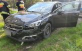 Kierujący samochodem najechał na powalone drzewo na drodze