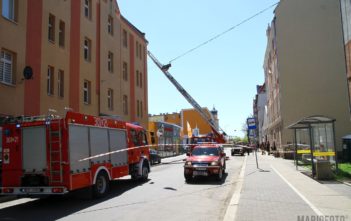 Z elewacji budynku na ul. Dubois w Opolu oberwała się ściana styropianu. Interweniowali strażacy