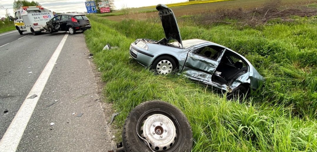 Zderzenie dwóch samochodów osobowych i busa na obwodnicy Opola. Ranne cztery osoby