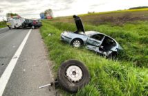 Zderzenie dwóch samochodów osobowych i busa na obwodnicy Opola. Ranne cztery osoby