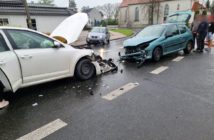 Czołowe zderzenie dwóch samochodów w Dobrzeniu Wielkim