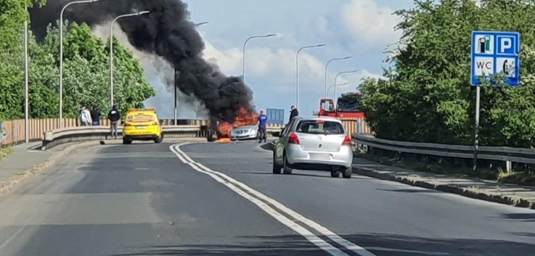 Pożar mercedesa na wiadukcie w Opolu. Samochód doszczętnie spłonął