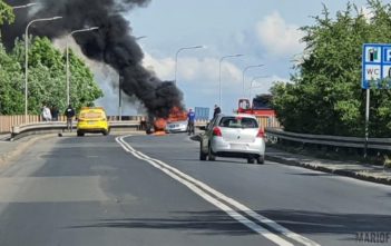 Pożar mercedesa na wiadukcie w Opolu. Samochód doszczętnie spłonął