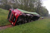 Ciężarówka przewożąca piwo wjechała do rowu na autostradzie A4. Trwa przeładunek towaru
