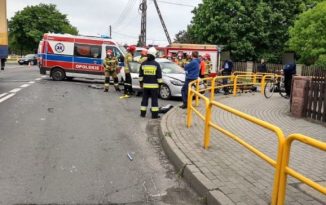 Zderzenie ciężarówki z osobówka na DK 42 w miejscowości Domaszowice Zderzenie ciężarówki z osobówka na DK 42 w miejscowości Domaszowice