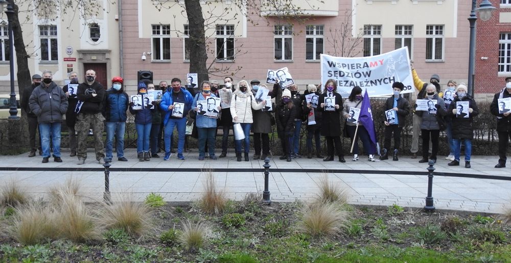 18 maja znów staną przed opolskim Sądem Okręgowym na placu Ignacego Daszyńskiego. Wolni Ludzie żądają przywrócenia do pracy niezależnych sędziów