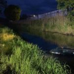 22-latek kierujący bmw wjechał do rzeki Widawy w Namysłowie