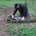 &#8222;Takie miejsca to historia w pigułce&#8221; &#8211; akcja sprzątania cmentarza w Brzeziu