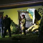 Pijany 21-latek przebił ścianę domu i wjechał mercedesem do salonu