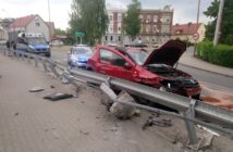 Kierujący dacią stracił panowanie nad autem i uderzył w bariery