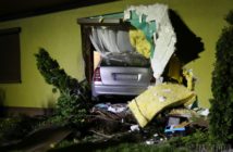 Pijany 21-latek przebił ścianę domu i wjechał mercedesem do salonu