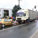Czołowe zderzenie osobówki z samochodem ciężarowym w Dobrzeniu Wielkim