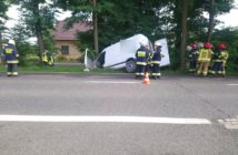 Kierujący busem zjechał na pobocze i uderzył w drzewo