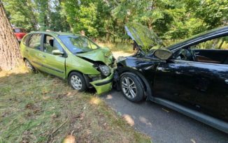 Czołowe zderzenie dwóch samochodów w Dąbrówce Dolnej. Dwie osoby odniosły obrażenia Czołowe zderzenie dwóch samochodów w Dąbrówce Dolnej. Dwie osoby odniosły obrażenia