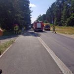 Kierowca osobowego opla uderzył w znak drogowy w Brynicy. Na miejscu lądował helikopter LPR
