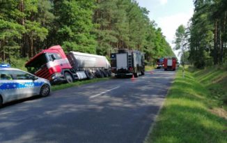 Zderzenie dwóch ciężarówek i busa na trasie Szumirad-Chudoba Zderzenie dwóch ciężarówek i busa na trasie Szumirad-Chudoba