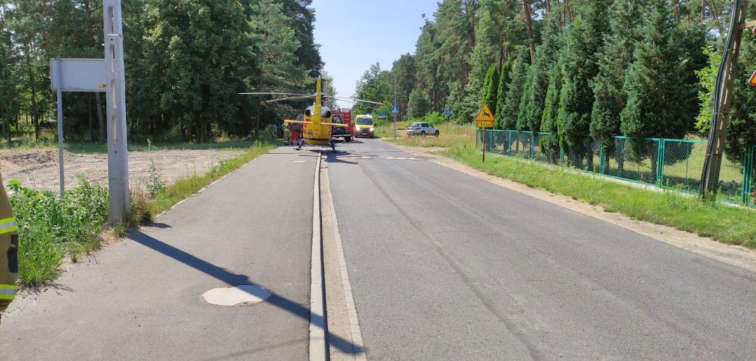 Kierowca osobowego opla uderzył w znak drogowy w Brynicy. Na miejscu lądował helikopter LPR