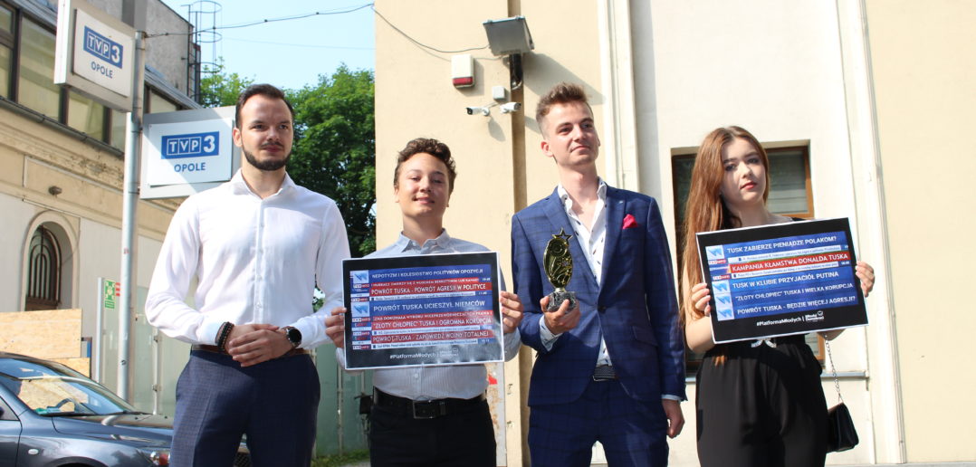 Opolscy Młodzi Demokraci „nagrodzili” Jacka Kurskiego za propagandę