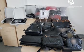 Podróbki odzieży znalezione w samochodzie dostawczym na A4