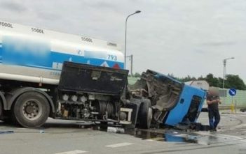 Zderzenie dwóch ciężarówek na obwodnicy Dobrodzienia
