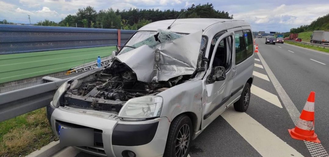 Kolizja na autostradzie A4, kierujący osobówką wjechał w ciężarówkę