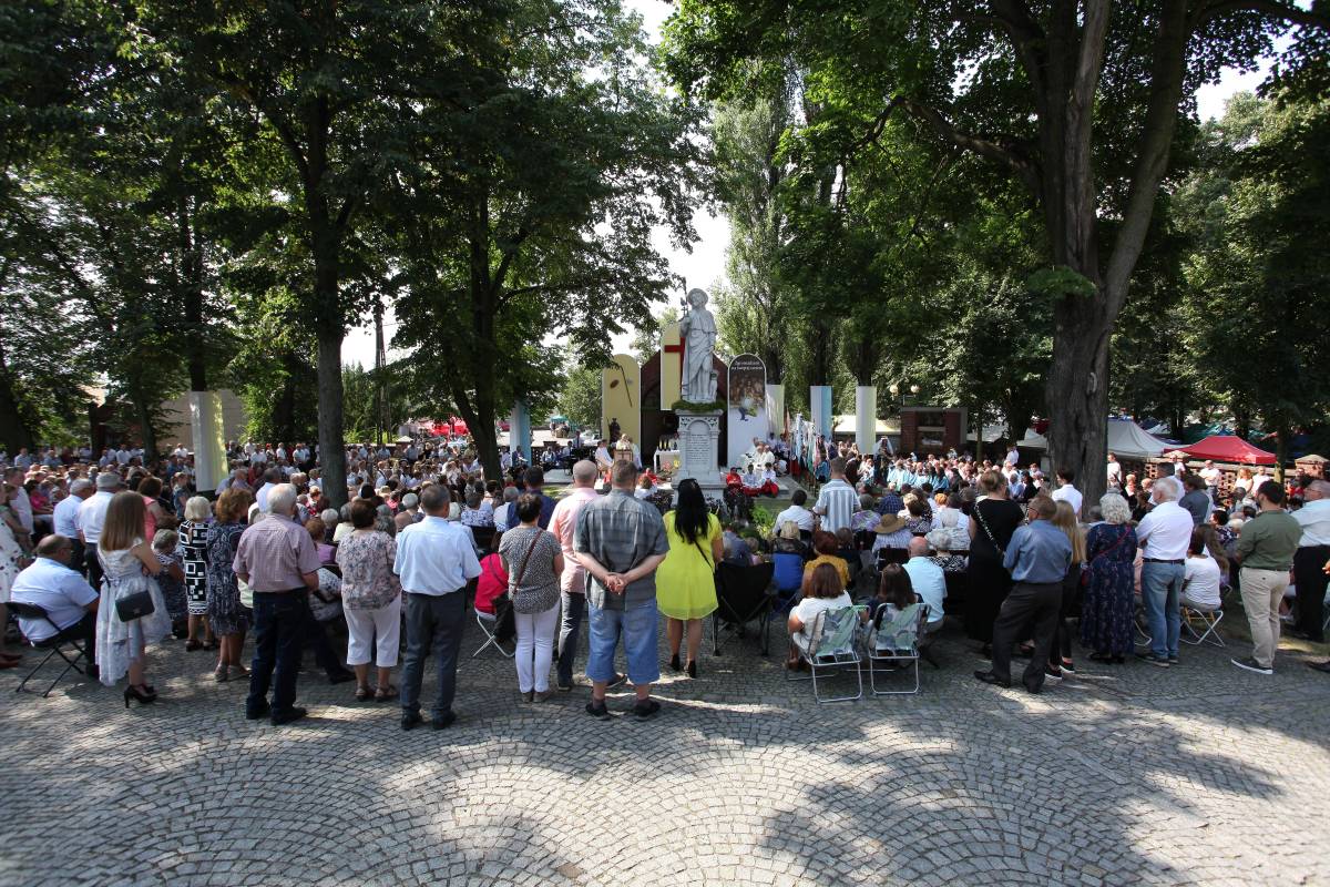 Tłumy pod kościołem św. Rocha – wierni znów przyjechali na tradycyjny odpust [GALERIA, AUDIO]