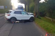 41-latka uderzyła w drzewo w Dobrzeniu Wielkim. Jedna osoba w szpitalu