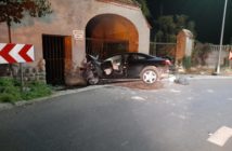 Tragiczny wypadek w Janowie w powiecie brzeskim. Kierowca był pijany, wypadł z drogi i uderzył w budynek, zginęła pasażerka