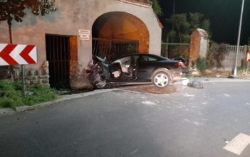 Tragiczny wypadek w Janowie w powiecie brzeskim. Kierowca był pijany, wypadł z drogi i uderzył w budynek, zginęła pasażerka