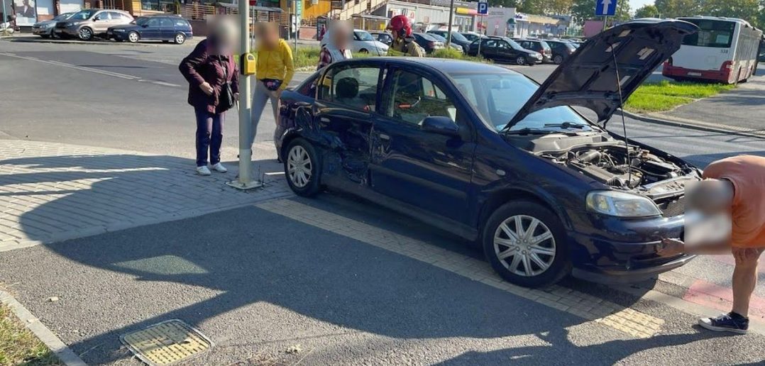 Dwa samochody zderzyły się na skrzyżowaniu ulic Niemodlińskiej i Dambonia w Opolu