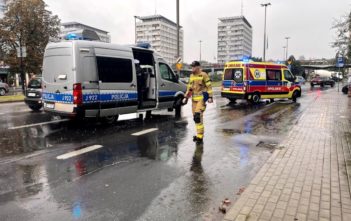 Kierowca autobusu potrącił na oznakowanym przejściu dla pieszych ojca z kilkuletnią dziewczynką