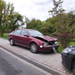 Dwa samochody zderzyły się w Opolu-Chmielowicach. Kierowcy w szpitalu