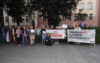 PAD ogłosił stan wyjątkowy a następnie poszedł… na mecz. Wolni Ludzie z Opola żądają przyzwoitości! Kolejna pikieta pod sądem PAD ogłosił stan wyjątkowy a następnie poszedł… na mecz. Wolni Ludzie z Opola żądają przyzwoitości! Kolejna pikieta pod sądem