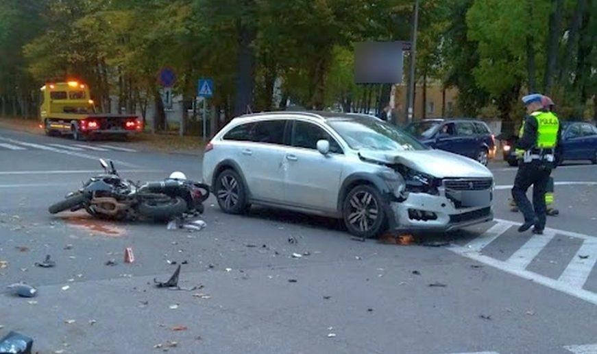 Zderzenie motocyklisty z samochodem w Kluczborku. Jedna osoba została ranna