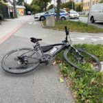 72-latek w bmw potrącił rowerzystę na oznakowanym przejeździe dla rowerów w Opolu. Rowerzysta był nietrzeźwy