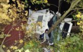 Kierujący ciężarowym MAN-em zasnął za kierownicą, zjechał na pobocze, ściął kilka drzew i wylądował w rowie