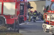 Pożar samochodu w Kępie. Ogień zagrażał pobliskiemu budynkowi