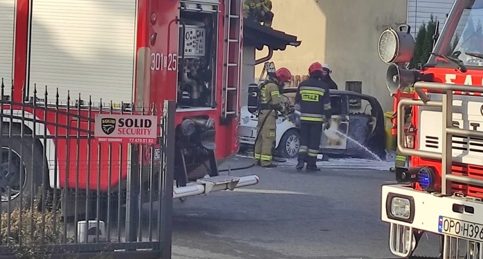 Pożar samochodu w Kępie. Ogień zagrażał pobliskiemu budynkowi