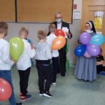 Dzieci z Chróścic przygotowały urodzinową niespodziankę dla księdza proboszcza