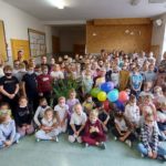 Dzieci z Chróścic przygotowały urodzinową niespodziankę dla księdza proboszcza