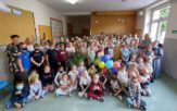 Dzieci z Chróścic przygotowały urodzinową niespodziankę dla księdza proboszcza