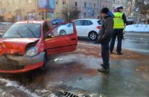 Zderzenie dwóch aut na skrzyżowaniu Katowickiej i Kośnego w Opolu