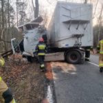 Kierowca ciężarówki wjechał w drzewo, z kabiny niewiele zostało