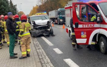 Wypadek w Walidrogach na dk 94. Ranny policjant